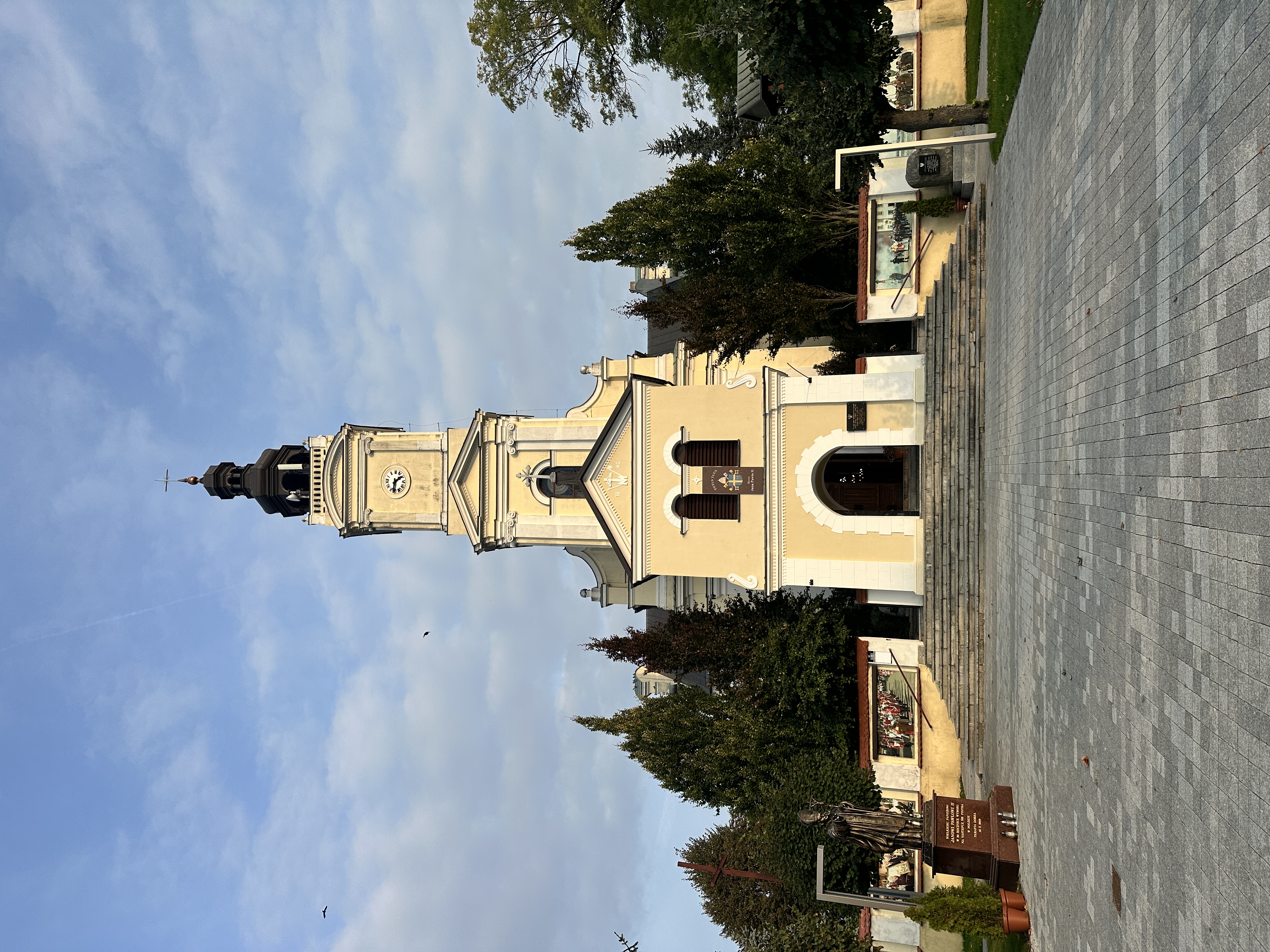 Kościół Narodzenia Najświętszej Maryi Panny w Dobrej — wieża z krzyżem i główne wejście